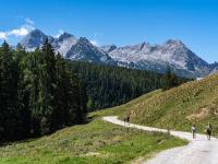 Österreich - Kallbrunnalm - Blick vom unteren Almhütten Bereich zurück zu den Leoganger Steinbergen
